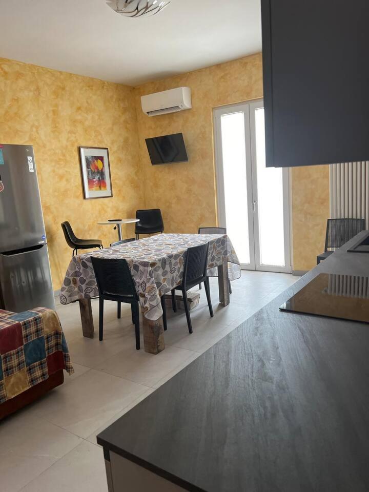 Casa Caselle Appartament Indipende 100mq 2 Stanze 2 Bagni E Cucina Проживание в семье